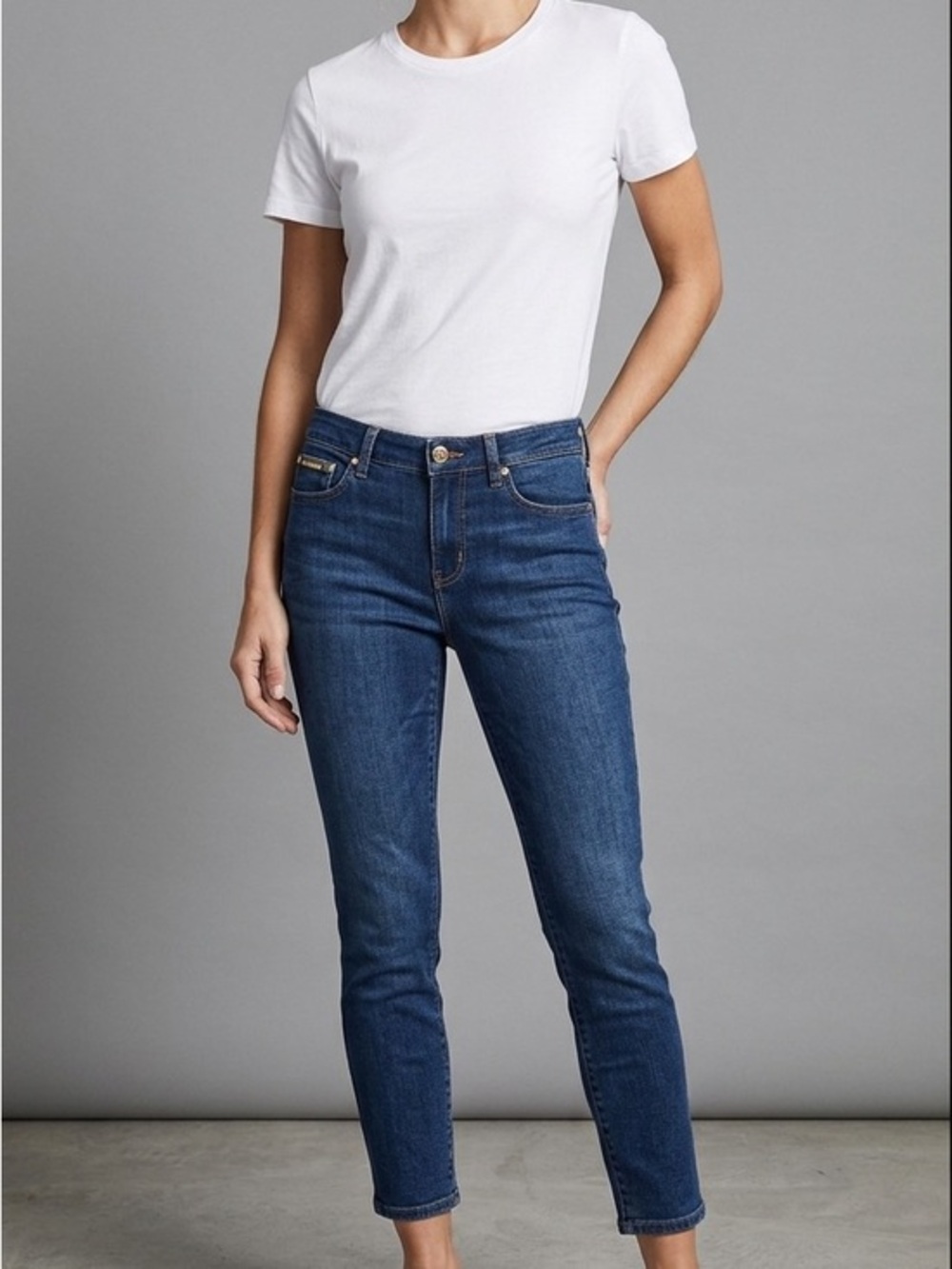 Michael Kors Cropped Medium Wash Blue Jeans - Size 8 - Picture 1 of 4